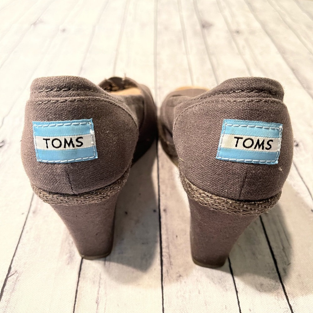 Tom’s Grey Wedges